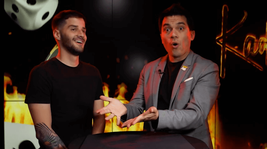 Germán Arciniegas haciendo una de las magias que se enseñan en el curso de magia por sms Kadabra.