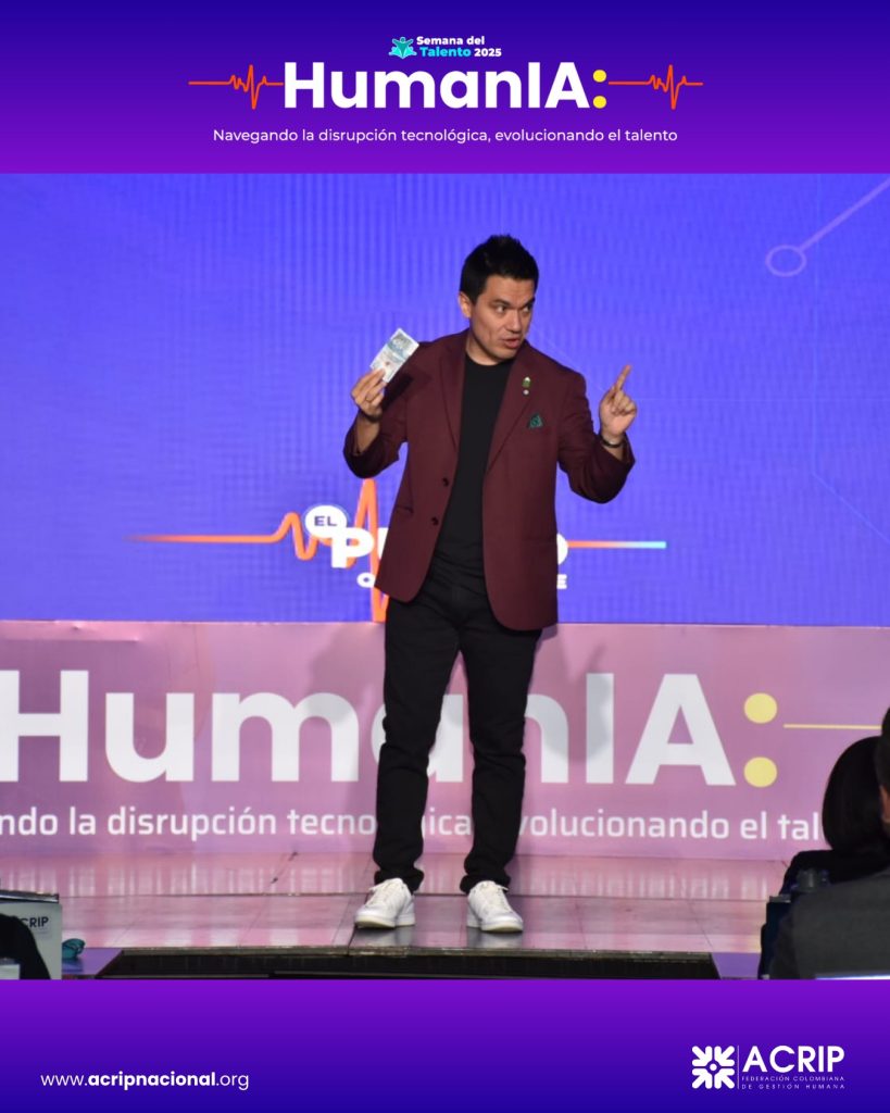 Germán Arciniegas en el escenario de HumanIA de ACRIP en Bogotá