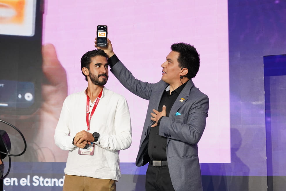 La IA es capaz de hacer magia, aquí leyendo la mente durante el CX Summit 2025