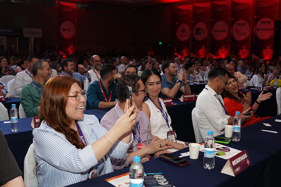 El público dichoso en la experiencia de magia con IA con Germán Arciniegas