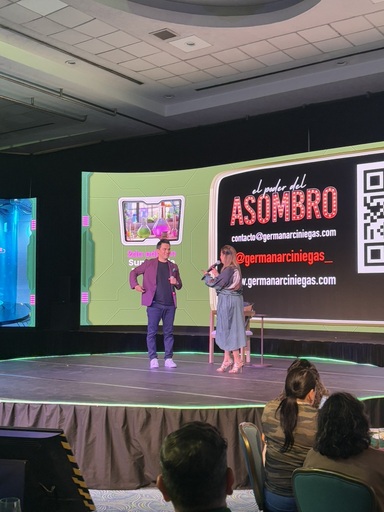 Germán Arciniegas haciendo su conferencia show El Poder del Asombro en México