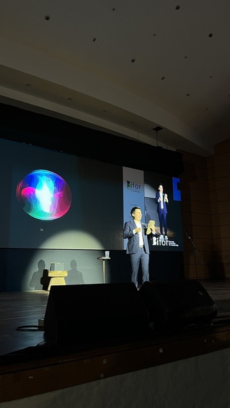 Germán Arciniegas haciendo uno de los actos con Inteligencia Artificial en BiFor 2025 de la Cámara de Comercio de Manizales