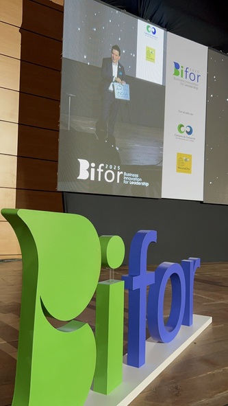 Germán Arciniegas durante su actuación como speaker en BiFor 2025 de la Cámara de Comercio de Manizales