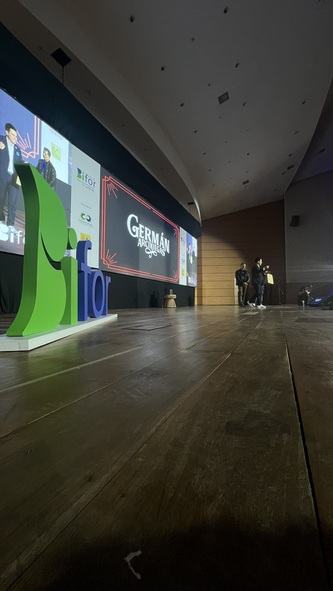 Germán Arciniegas haciendo magia con Inteligencia Artificial en Manizales