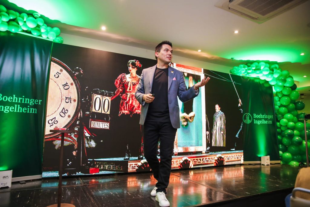Germán Arciniegas mago y speaker internacional durante su conferencia El Poder del Asombro en Bogotá