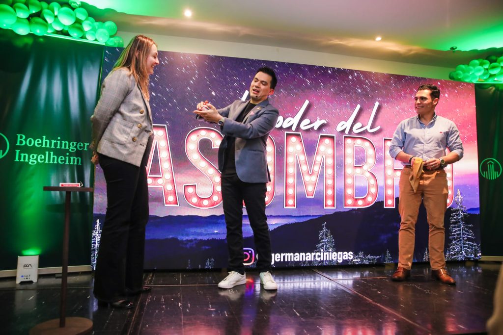 Germán Arciniegas mago y speaker durante la conferencia show El Poder del Asombro para Boerngher Ingelheim en Bogotá