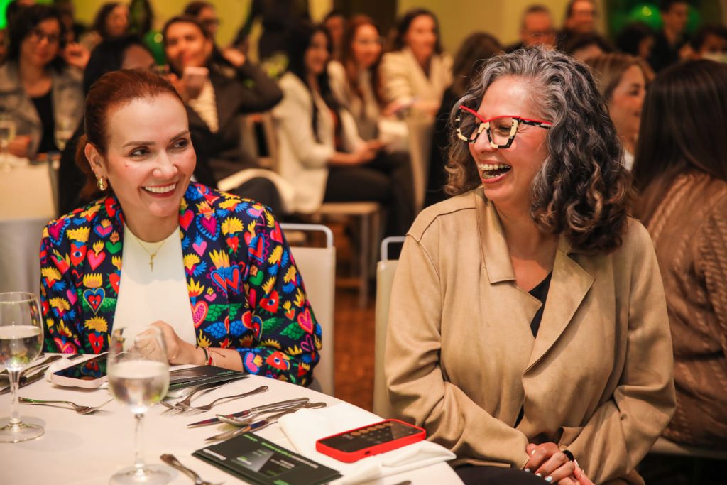 Público de Boerngher Ingelheim asombrados durante la conferencia show El Poder del Asombro en Bogotá