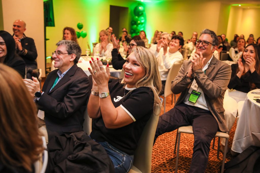 Público de Boerngher Ingelheim feliz durante la conferencia show El Poder del Asombro en Bogotá