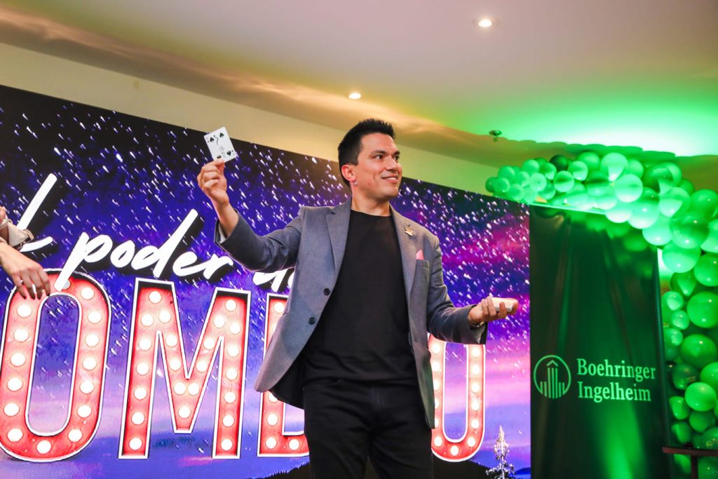 Germán Arciniegas mago y speaker haciendo magia durante la conferencia show El Poder del Asombro para Boerngher Ingelheim en Bogotá